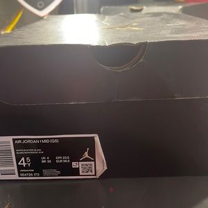 Air jordan 1 mid (GS) 4.5y chicago mids